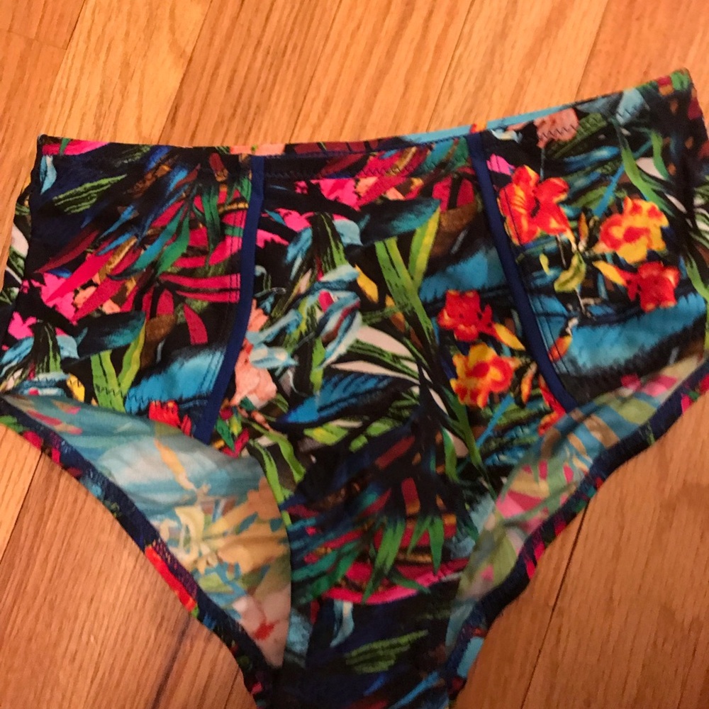Swim suits - Picture 2 of 5